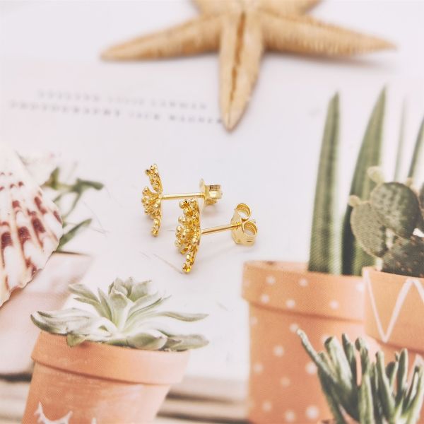 Los aretes clásicos de plumeria de oro pequeño: resaltados