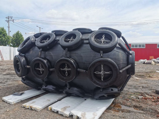STS Yokohama Type Black Pneumatic Marine Rubber Fender Iso 17357