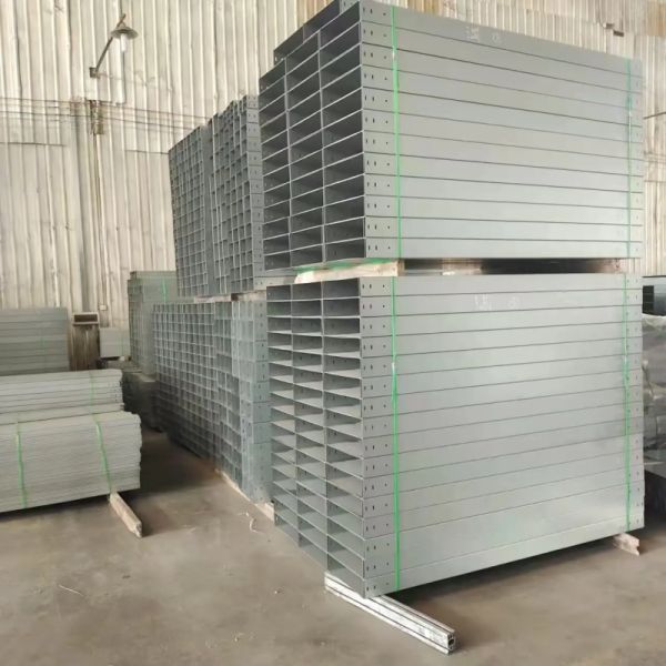 Escalera de cable de 1m de altura, de acero galvanizado y trunking, colgando en la pared.