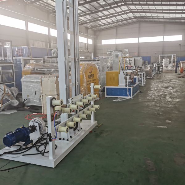 Ligne de production de bandes géo PET renforcées de fibres avec conception à vis unique