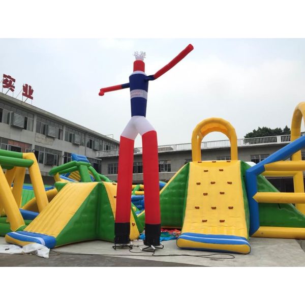 Рука развевая раздувное печатание цифров трубки человека танцев неба танцора воз