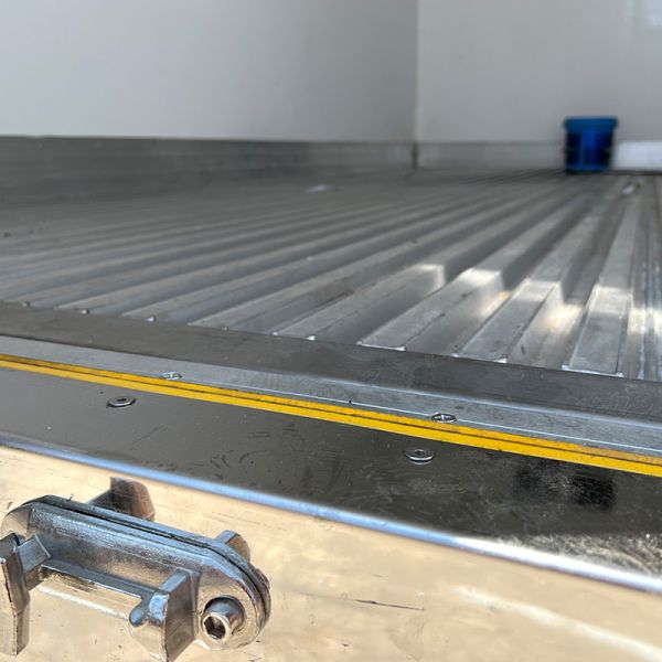 HOWO 4*2 Refrigerated Box Truck Meat And Chicken Box Fridge Van