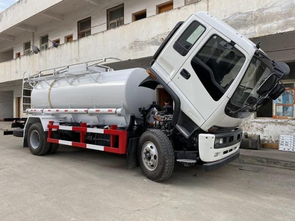 China 7cbm/7m3/7,000Liters Isuzu Tank Vehicles 7 Tons Chemical Liquid Tanker Truck to Djibouti