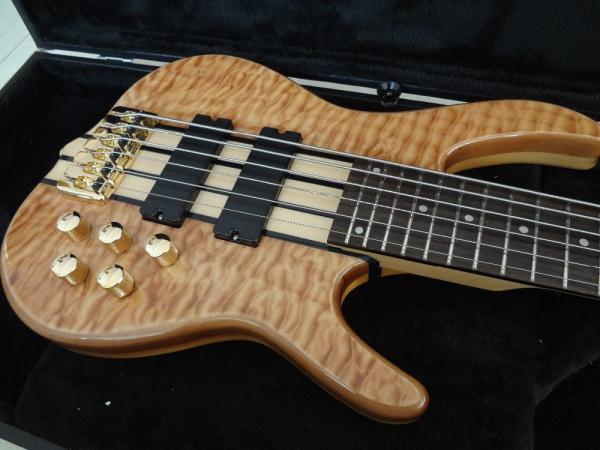 6 string bass guitar Smith custom bass Golden hardwares Wilkinson brodges original Active pickup 5 ply neck bolt on