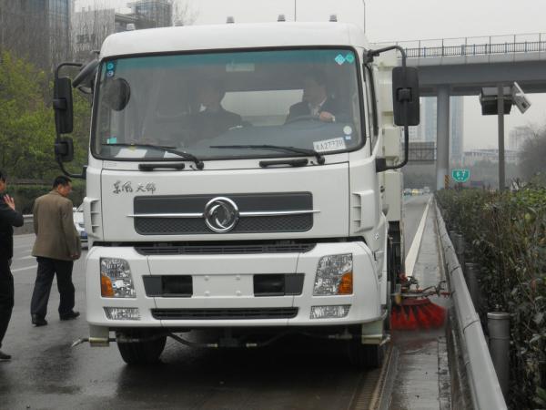 shock price 1500 liters water tank and 4000 liters garbage tank dongfeng 4*2 right hand driving mini road sweeping truck