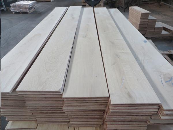 le chêne français non fini a machiné le plancher en bois, planche large, aucun revêtement, pré-poncé, catégorie d'ABCD. joint de langue et de cannelure