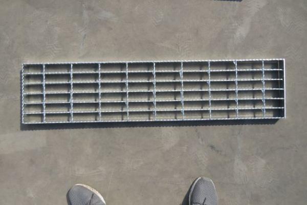 T1 Steel Grate Stair Treads 30mm Bearing Bar Pitch