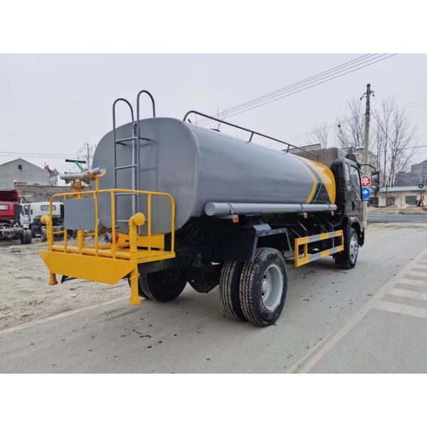 Топливозаправщик 100000L Cummins Engine 170hp 7.3*2.3*2.7m воды спринклера HOWO