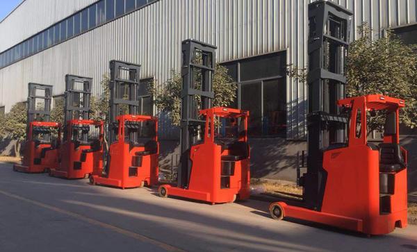 1,5 caminhão de empilhadeira do mastro do elevado desempenho de Ton Seated Electric Reach Truck com altura do elevador de 8000mm