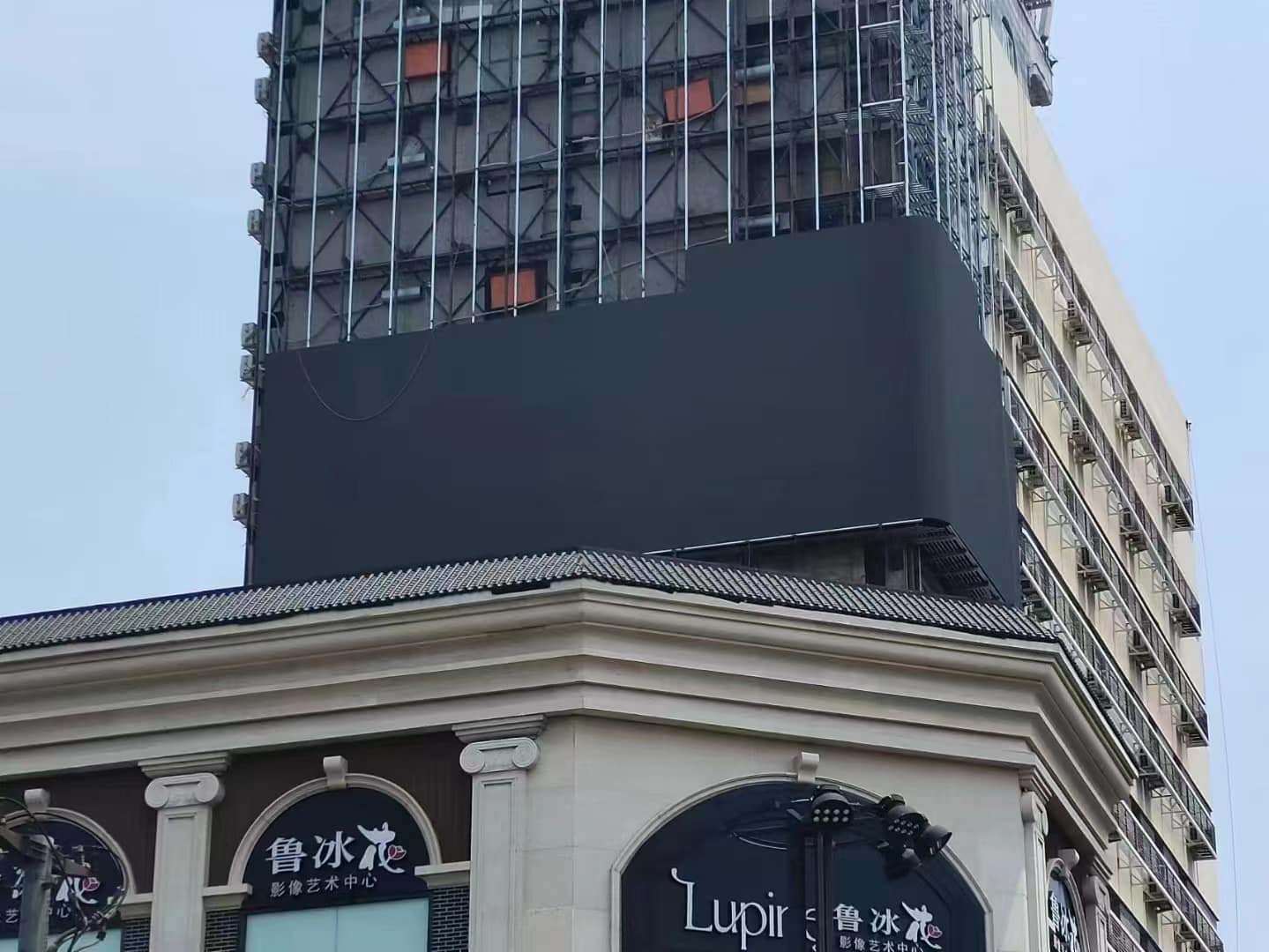 Наружный светодиодный экран P5 Ultra Slim Rental Hanging LED Display для рекламного экрана высокой четкости с адаптивной регулировкой окружающей среды