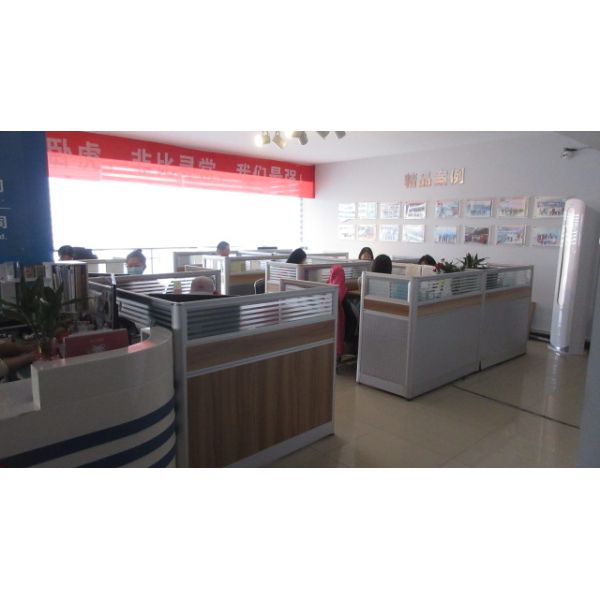 El tren de aterrizaje estándar de 60 metros cúbicos, el tractor lateral hidráulico, el tirador, el semirremolque