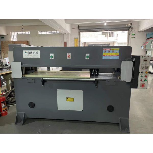 Hydraulic Die Cutting Machine Equipped with Feeding Table and Double Oil Cylinder for Cutting of Various Nonmetal Materials