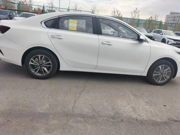 Kia K3 1.5L CVT Versão Deluxe Carro a gasolina Compacto Tração dianteira