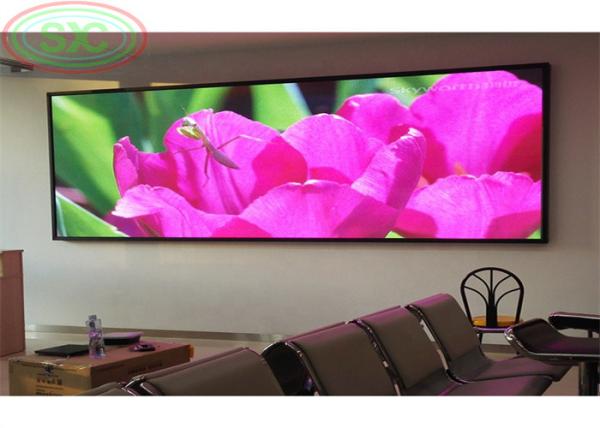 a tela interna do diodo emissor de luz 4K P3.91 montou no apoio da parede personaliza o quadro