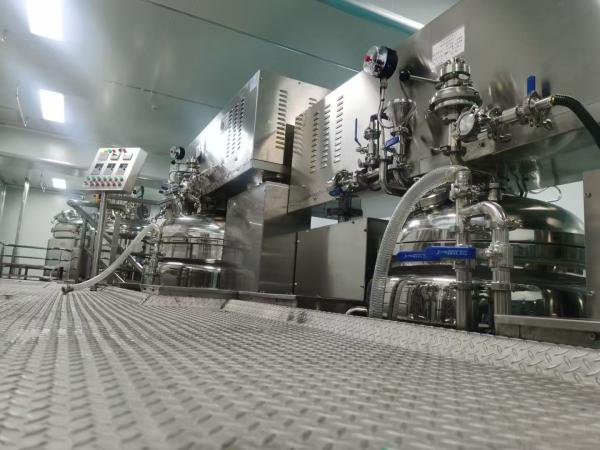 Máquina de mezcla de emulsificación a vacío de cosméticos líquidos fijos 3000L