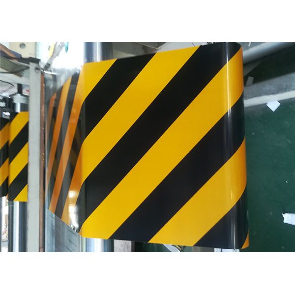 Прилипатель желтой и черной нашивки скоса отражательный покрывая высокую видимость