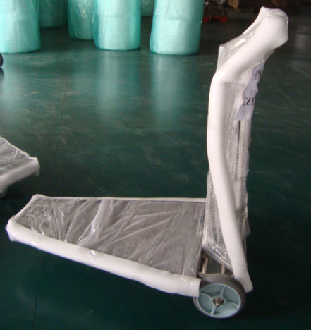 Вагонетка багажа нержавеющей стали Chrome с выставочной витриной гостиницы рицинусов