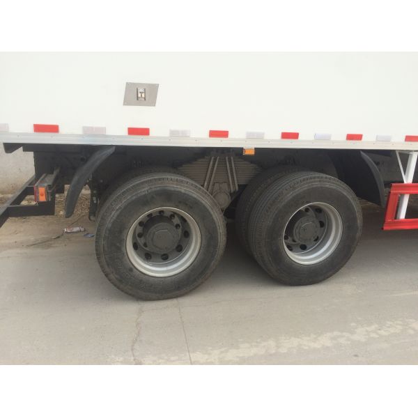 ISO 30 Tons Refrigerator Box Truck 6X2 For Frozen Food Transport