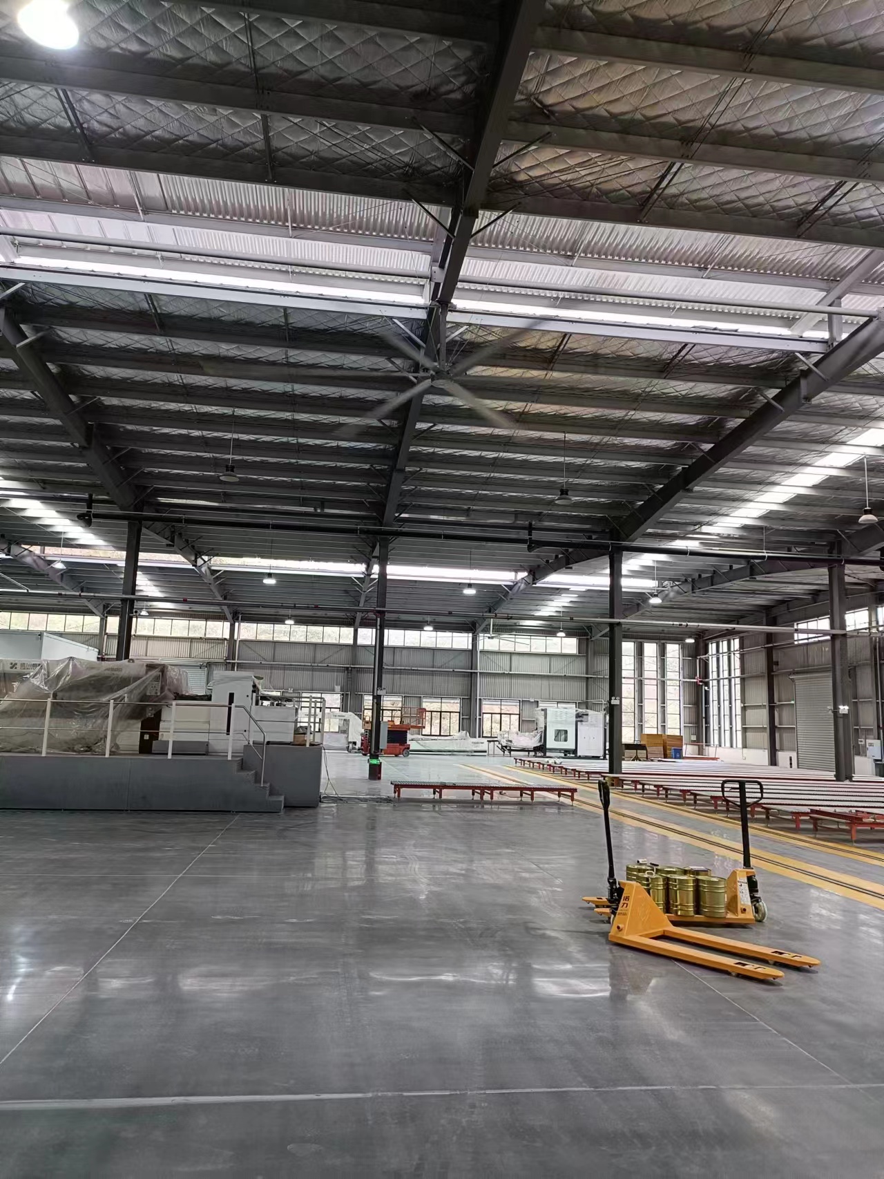 DX-7.3G 24FT Промышленный потолочный вентилятор HVLS 1,5 КВт Потребление энергии и более высокая производительность для больших помещений