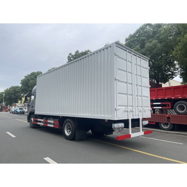 4x2 300 hp Medium-duty Box Truck (Diesel-powered)