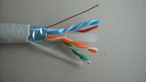 4組のCat6 LANケーブル0.565紀元前にOFCの固体裸23AWG銅SFTPケーブル305m/Roll