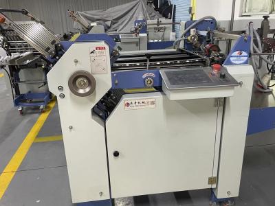 A curvatura 4 chapeia a máquina de dobramento de papel automática para a indústria de impressão dos cosméticos