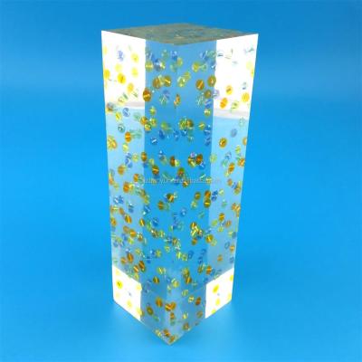 Do cubo claro barato feito sob encomenda do peso de papel do projeto da fábrica peso de papel acrílico encaixado no peso de papel da resina das lantejoulas