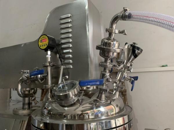 En el caso de los productos de limpieza, se utilizará una solución de limpieza para la limpieza de la superficie.