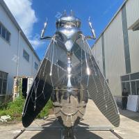 Sculpture d'abeille en acier inoxydable extérieur avec une finition très miroirée
