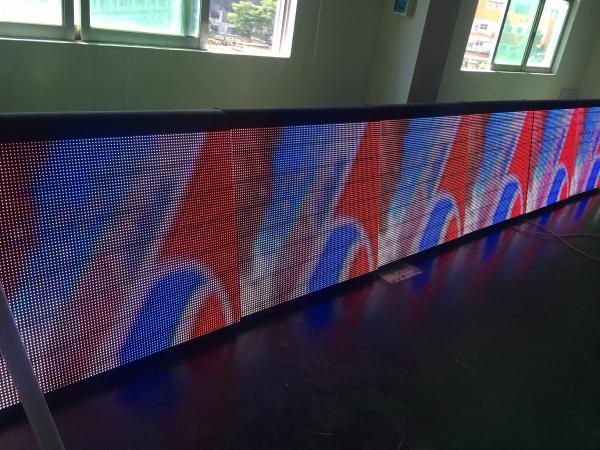 O perímetro alugado exterior da propaganda do jogo de futebol do estádio conduziu a tela de exposição