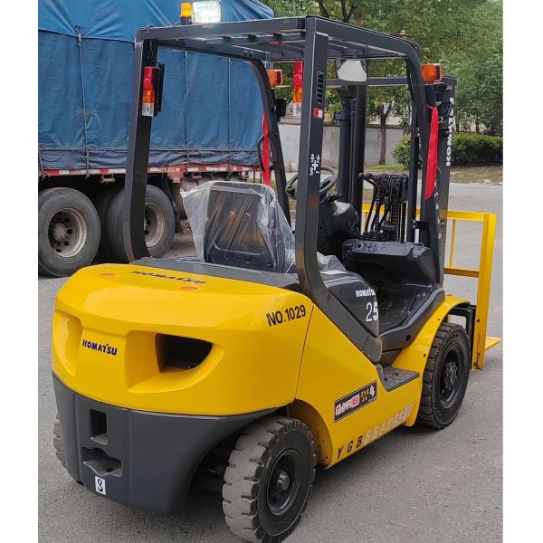 Komatsu FD25 2.5 toneladas diésel de carretilla elevadora con cambio de tamaño y mástil de contenedor 3 metros