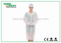 Vêtements polyester non tissés résistant à la poussière, couleur polyester, jetables, avec coupe, collier de style différent.