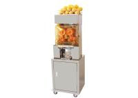 Profissional que vende o extrator alaranjado do Juicer para o equipamento do bufete