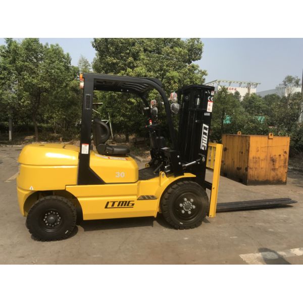 Compact Small Diesel Forklift Truck With Hydraulic / Automatic Transmission