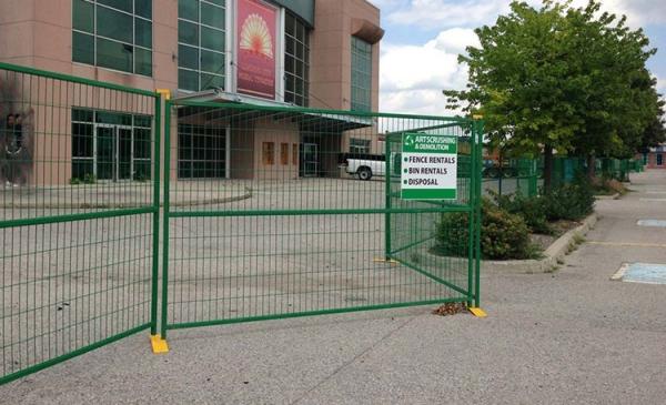 Powder coated Weld mesh 2x4x8ga wire temporary construction fence 6'x9.5' outer tubing 50mm*50mm*1.5mm brace 30mm*30mm