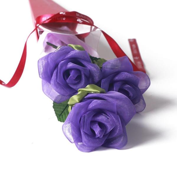 Máquina de corte de decoração de flores fazendo um belo buquê de artesanato colorido para o casamento