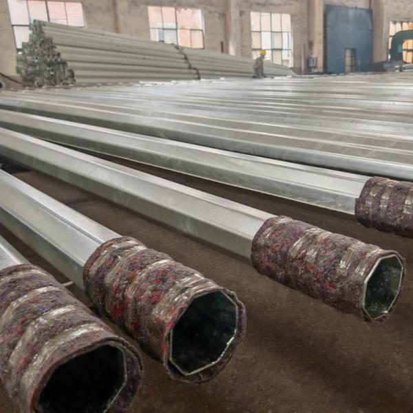10670mm Poteaux d'éclairage de rue à basse tension Bitume Peint Poteaux utilitaires enroulés en métal