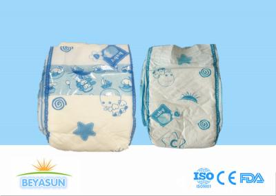O costume imprimiu o delicado super dos tecidos recém-nascidos do bebê com as fitas dobro dos Pp