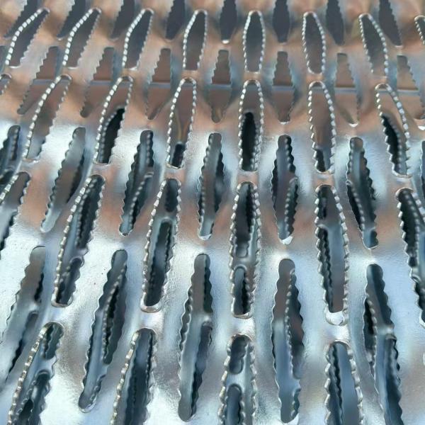 Strong And Sturdy Serrated Steel Grating With 50MM And 100MM Bar Spacing