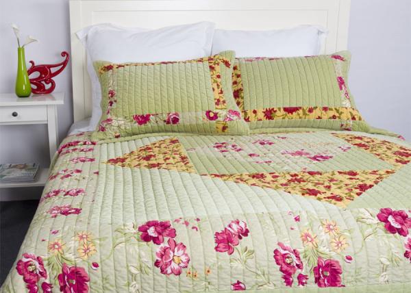 Embroidered Velvet Quilted Bedspread , Straight Lines 3pcs Cotton Quilts And Coverlets