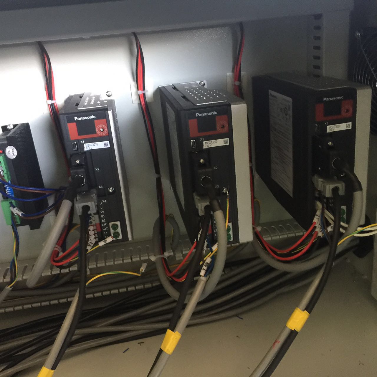 Машины брызг краски оси шкафа 5 орошение с самолета 240V пластиковой автоматическое
