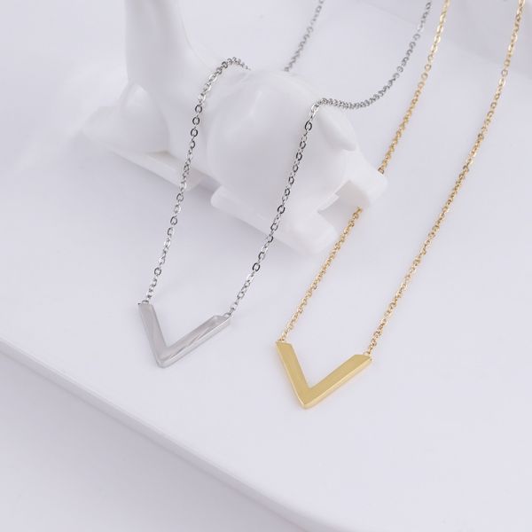 V Letter words necklace female luxury chain fashion 18K gold logo popular accessories titanium steel necklace female