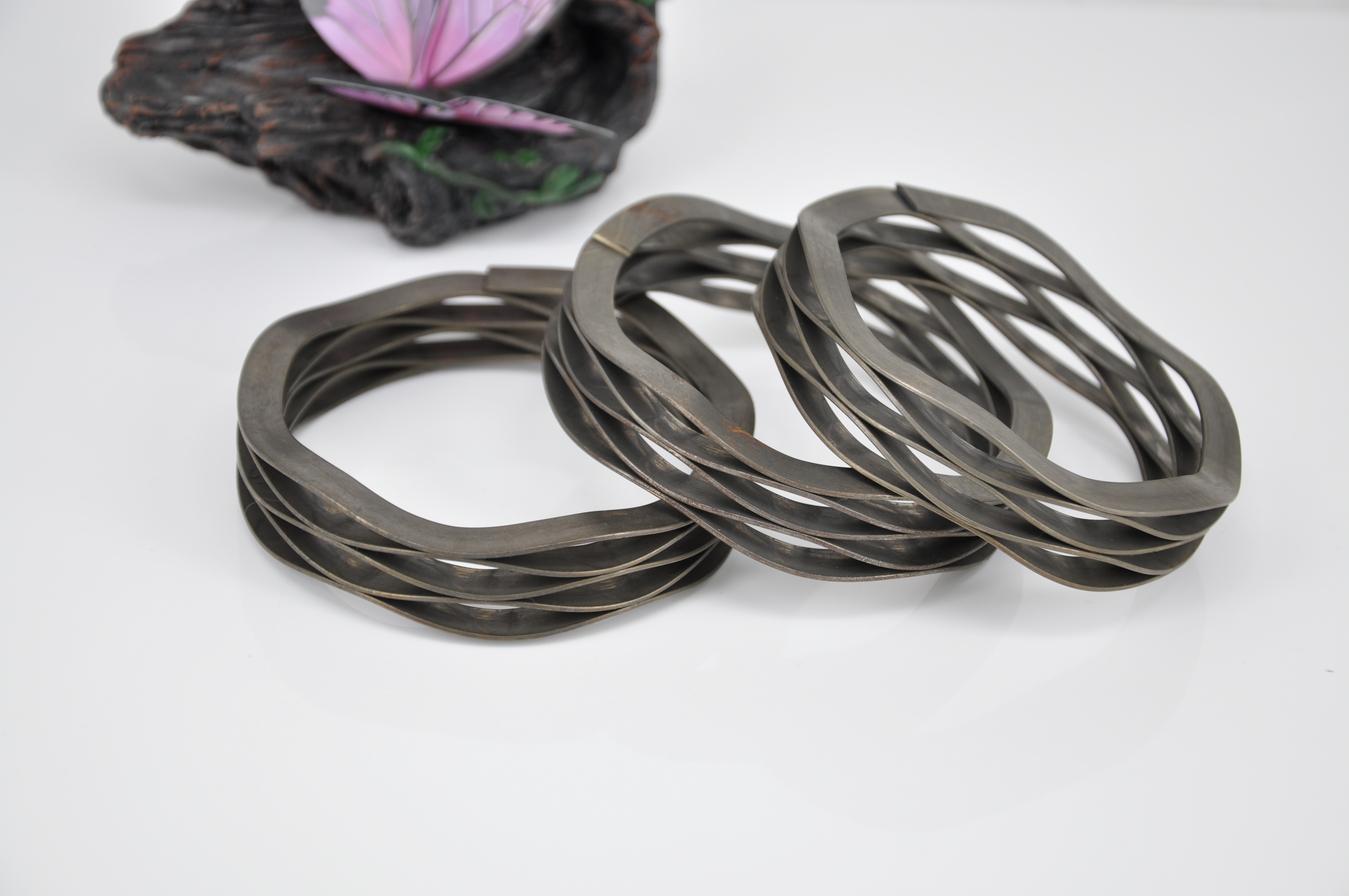Multi-layered Wavy Springs: An Elasticity Upgrade Solution for Compact Equipment