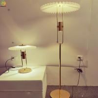 Luz moderna vertical acrílica do assoalho do diodo emissor de luz para a sala de visitas Sofa Nordic Retro