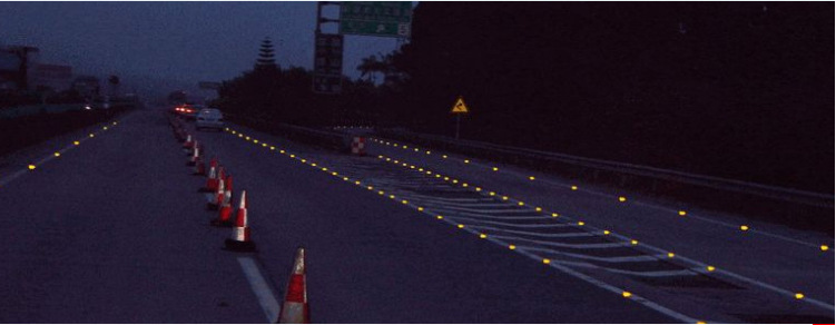 Высокая видимость безопасности дорожного движения Пластиковые квадратные рефлекторы Дорожные столбы с светодиодным цветом зеленый