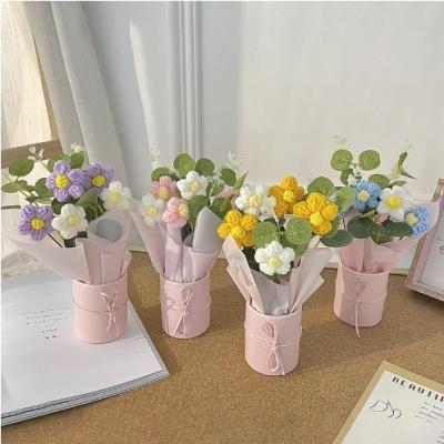 Cadeau de la Fête de la Femme Jour de la Déesse Fleur en peluche Embrassage portable Seau de fleur Bouquet tissé à la main en couleurs multiples