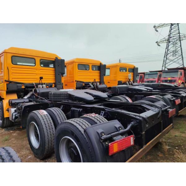 Radial Tire Design 6-8L Engine Capacity Shacman Drive Tractor Truck F3000 Euro 3/4/5