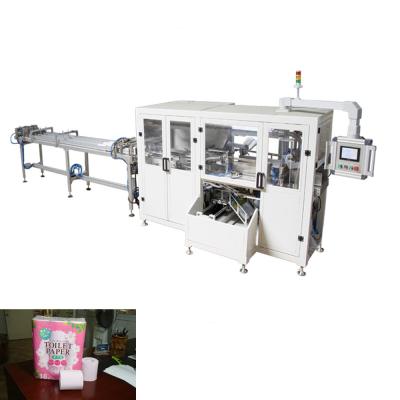Saco de papel higiênico branco automático completo na máquina de embalagem dos rolos