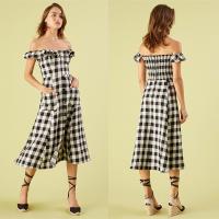 Vestido fora verificado preto e branco do ombro