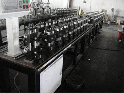 rolo do parafuso prisioneiro do corredor de 0,4 - de 1.0mm U que forma a máquina com a coluna de guiamento que forma a estrutura